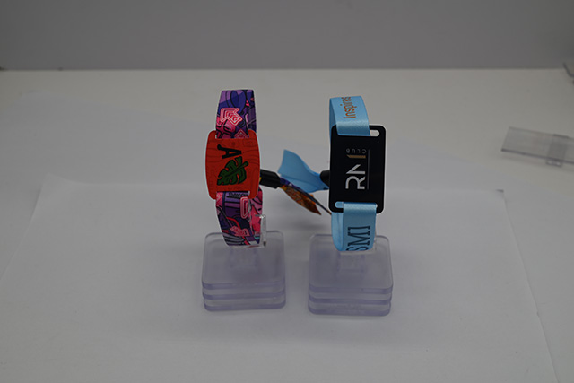 會員卡的種類是有很多種的,可以根據(jù)它們的材質、形狀、用途以及芯片類型來進行分類 會員卡的種類是有很多種的,可以根據(jù)它們的材質、形狀、用途以及芯片類型來進行分類